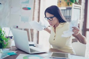 فتاة متقلبة المزاج نتيجة فرط سكر الدم