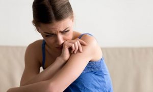 فتاة في سن المراهقة تجلس وهي تشعر بالحزن