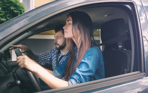 امرأة تقود بحذر