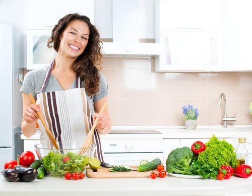 امرأة تقوم بطبخ الخضراوات