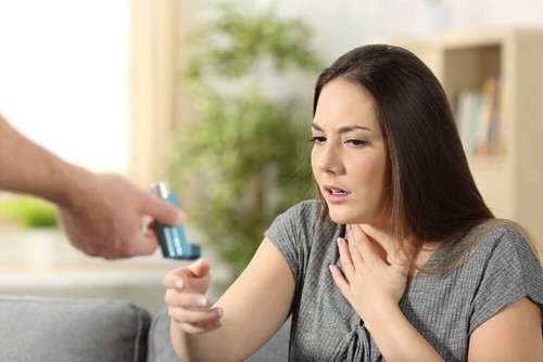 فتاة تعاني من السعال