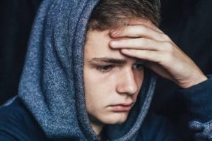 كيف تكتشف تعاطي أحد أبنائك للمخدرات؟