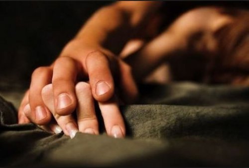 الإمساك باليد عند ممارسة الجنس