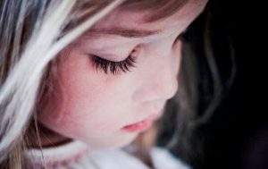 التربية المفرطة : وسيلة تربية لتقديم أطفال غير سعداء وفاقدي الثقة إلى العالم