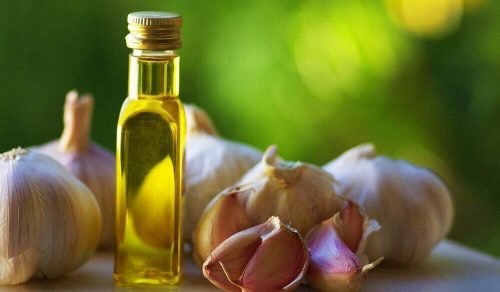 تكثيف الحواجب بالثوم وزيت الزيتون