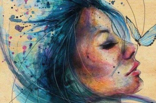 امرأة بشعر أزرق