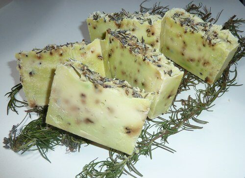 عدد من قطع صابون الروزماري