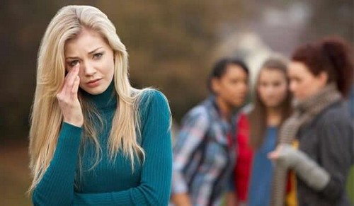 فتاة تخاصم صديقاتها