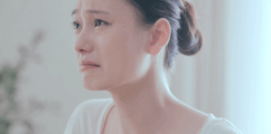 سيدة يابانية تنتابها حالة من البكاء