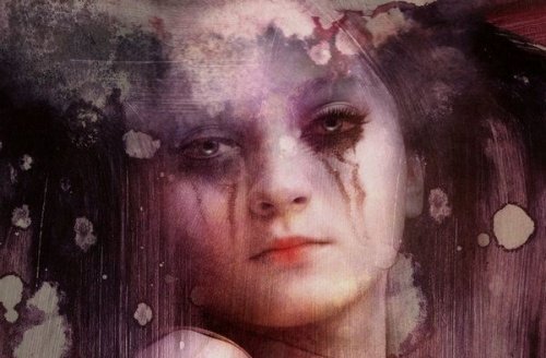 دموع سيدة تنزل باللون الأسود لاختلاطها مع الكحل