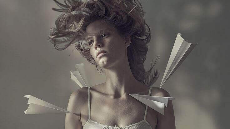 فتاة تشعر بالحزن