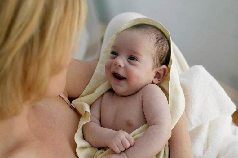 كيف تحمل الأم أطفالها الصغار في حنان