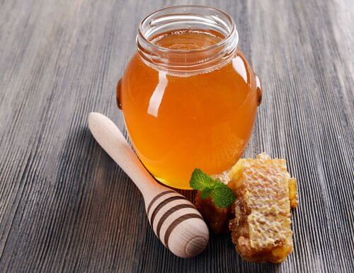 وعاء مليئ بالعسل