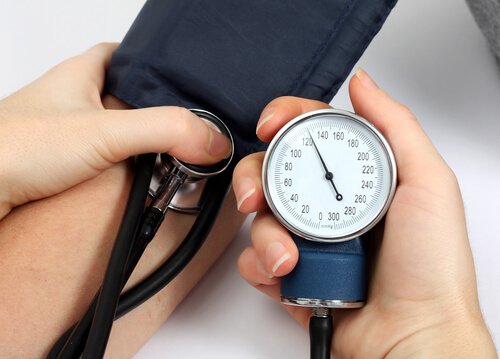 قياس ضغط الدم لأحد الأشخاص