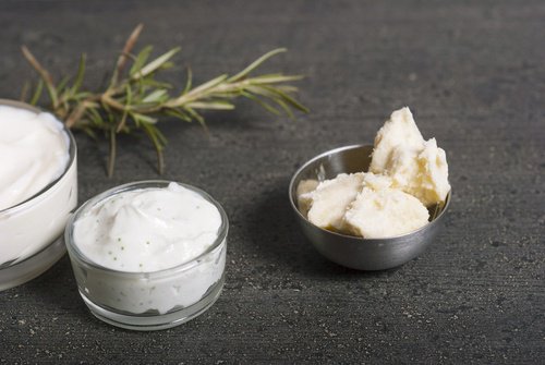 كمية من الزبدة مع نبتة الروزماري