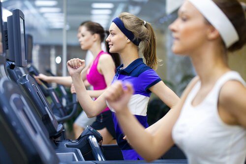 مجموعة من الفتيات يمارسن الرياضة