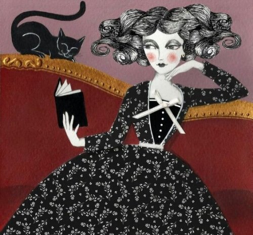 سيدة تجلس على الأريكة وبجوارها قطة سوداء