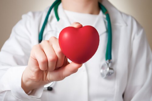 طبيبة تخصص أمراض قلب