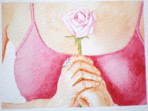 أم تحمل وردة وتضمها إلى صدرها