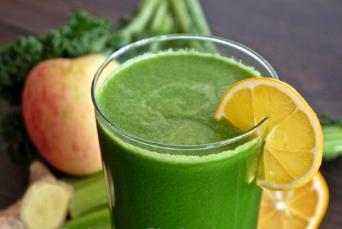 كوب عصير أخضر لمكافحة حصوات الكلى
