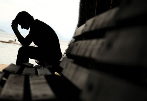 شخص حزين يمر ببعض الأيام القاتمة