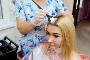 أفضل طريقة من أجل تفتيح لون الشعر بدون الإضرار به