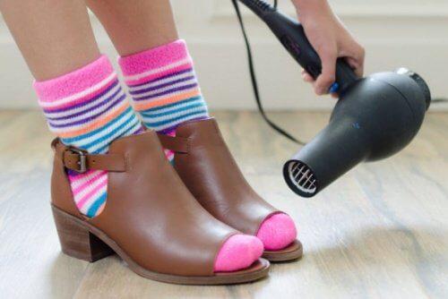 استخدام مجفف الشعر على الحذاء لتجنب آلام القدمين