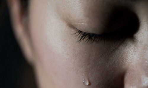 فتاة تبكي بحزن
