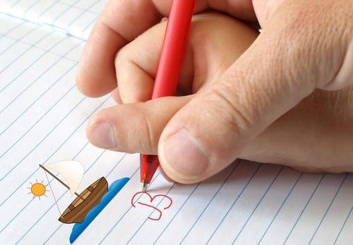 أب يساعد طفله في الكتابة