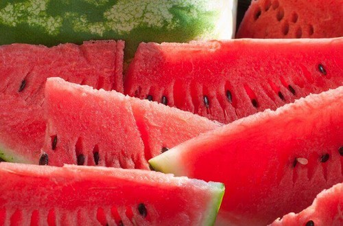قطع من البطيخ الأحمر