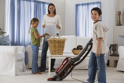 أسرة تتعاون على ترتيب المنزل