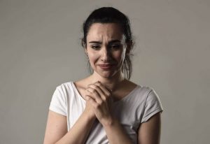 عقلية الضحية المزمنة : لماذا يقضي بعض الناس كل يومهم وهم يشتكون؟