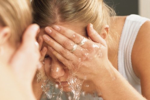 غسل الوجه – تعرف على 7 من أكثر الأخطاء شيوعا فيما يتعلق بغسل الوجه