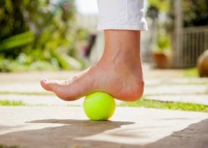 التهاب اللفافة الأخمصية وتهدئة آلام الكعب الناتجة عنه بكرة التنس