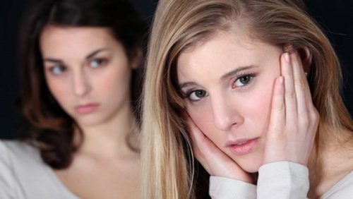 فتاة-تحقد-على-فتاة-أخرى