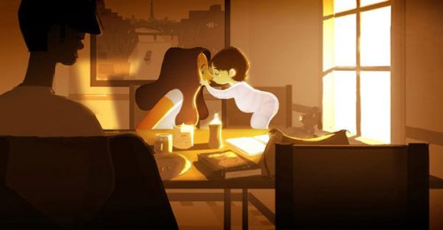 أم و طفلها في المنزل يقومان بـ العناق