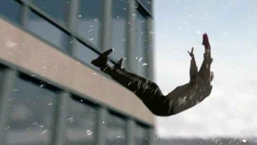 شخص يحلق في الهواء