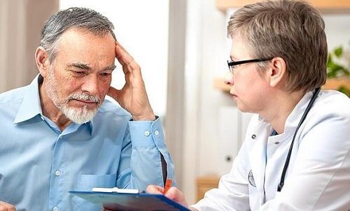 رجل مسن يستمع إلى تعليمات الطبيب