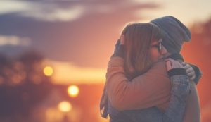 العناق والأحضان - اكتشف معنا فوائدها البدينة والنفسية المفاجئة والرائعة