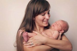 الحمل والولادة - هل تعلم أن السيدات يحتجن لعام كامل كفترة نقاهة بعد الولادة