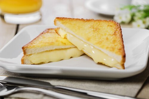 ساندويتش مونتي كريستو بالجبنة السويسرية