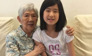 إيما يانغ - طفلة بعمر الثانية عشر تبتكر تطبيقًا ذكيًا للتواصل مع جدتها المصابة بالزهايمر