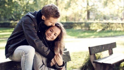 زوج يحضن زوجته بحنيّة