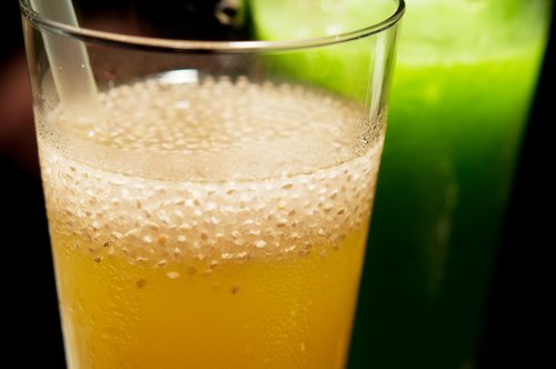 كأس من عصير الليمون بالزنجبيل وبذور الشيا