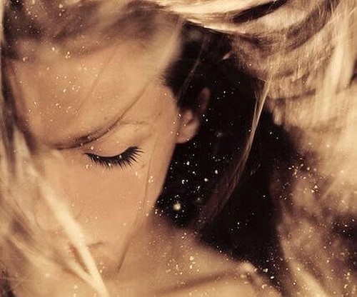 فتاة تغلق عينيها