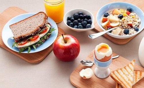 الإفطار والعشاء – 5 خطوات بسيطة لإنقاص الوزن بفعالية من خلال وجبتيّ الإفطار والعشاء