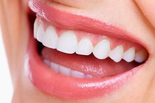 ابتسامة وأسنان بيضاء
