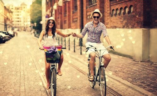 زوجان يركبان الدراجة معاً