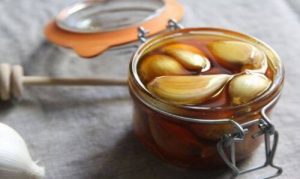 فوائد العسل والثوم - اكتشف الفوائد المذهلة لاستهلاك المزيج على معدة فارغة