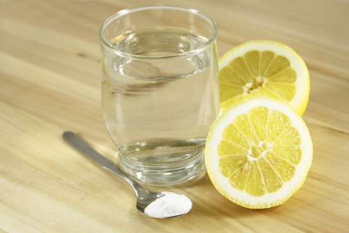 ليمون وكأس من الماء